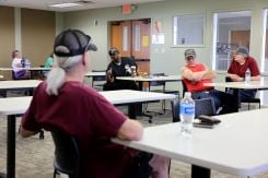 Des employés de Whirlpool discutent lors d'une réunion syndicale, à la mairie de Fairfax, dans l'Iowa, le 13 juin 2026. Photo d'illustration Scott Morgan / Reuters