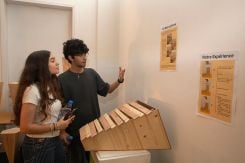 L’atelier des installations acoustiques testées par les visiteurs avec échantillons de briques de mycélium en voie de colonisation posés sur la table. Photos @Albabalamand