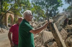 Saad el-Zein est revenu pour la première fois inspecter la maison familiale, le 3 juillet, après sa destruction par des bombes israéliennes le 9 mai.
Photo Téa Ziadé/L’Orient-Le Jour