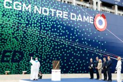 L'ancien Premier ministre français et maire du Havre Édouard Philippe, Brigitte Macron, épouse du président français, Rodolphe Saadé, président-directeur général du groupe CMA CGM, Philippe Tabarot, ministre français des Transports, et Delphine Arnault, dirigeante de la maison de couture Dior et vice-présidente exécutive de Louis Vuitton, participent à l’inauguration du porte-conteneurs « Notre Dame » du groupe CMA CGM, au Havre, le 2 juillet 2026. Photo ALAIN JOCARD / AFP