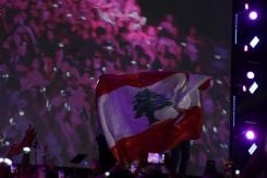 Le concert s'achève sous les couleurs du Liban, tandis que le drapeau national est déployé devant un public en liesse. Photo Rayanne Tawil/L'Orient-Le Jour