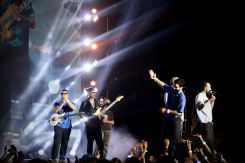 Le chanteur Edwin El Bainou, accompagné de Michel Labaki, Ryan Idriss, Jack Elia et de leurs musiciens, reprend le répertoire de Coldplay devant un public conquis. Photo Rayanne Tawil/L'Orient-Le Jour