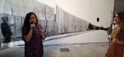 Oriane Ciantar Olive à Arles : « On est dans une société où tout va trop vite, il faut faire un pas de côté pour ne pas finir dans le mur. » En fond, le mur de Kfar Kila détruit en 2023. Photo Emmanuel Khoury