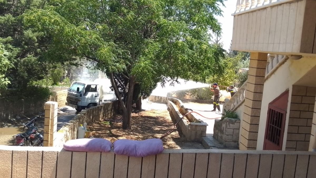 La Défense civile lutte contre un important incendie après l'explosion d'un camion-citerne à Hermel