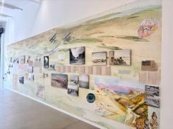 "Temps incertains – Journaux de guerre", la fresque réalisée par Lamia Joreige pour la Biennale de Sydney est présentée à Beyrouth dans le cadre de l'exposition "As I Weep" qui se tient jusqu'au 3 septembre à la galerie Marfa'. Photo ZZ/ L'OLJ