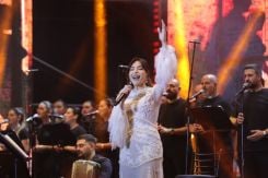 Abir Nehme lors du concert d’ouverture de Beirut Holidays, sur le front de mer d’Antélias-Naqqach, le 16 juillet 2026. Photo Wadih Chlink