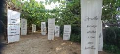Entre mots, matière et lumière, les panneaux calligraphiés rythment la déambulation proposée par "Light and Dust". Photo fournie par l'ambassade d'Italie.