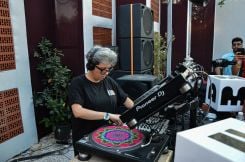 La DJ Rita aux platines du festival Aegis, à Arnaoun, le 11 juillet 2026. Photo Élise Quéau-Boukhari