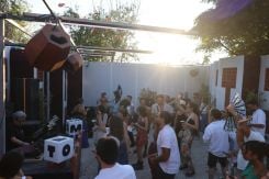 Le public danse au rythme du set de la DJ Rita lors du festival Aegis, à Arnaoun, le 11 juillet 2026. Photo Renee Robledo-Davis