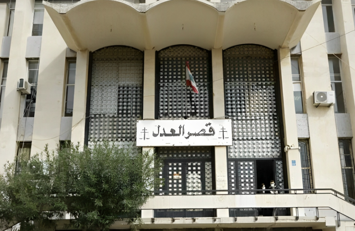 L'employée photographiant des documents au palais de justice de Baabda accusée d'usurpation d'identité et courtage illicite