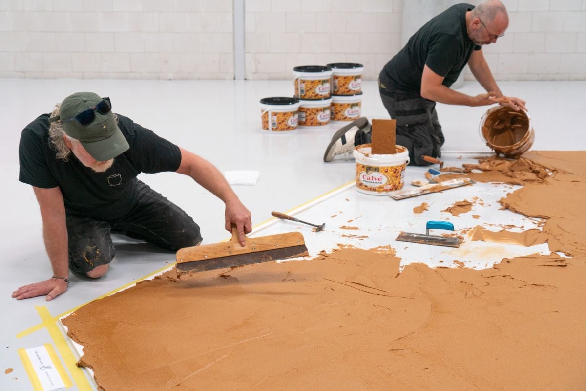 390 kilos de beurre de cacahuète pour célébrer l’art absurde de Wim T. Schippers