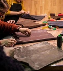 Un atelier de confection de sacs organisé par Kristina Zouein dans sa boutique à Bruxelles, en Belgique, en 2026. Photo fournie par l'artiste