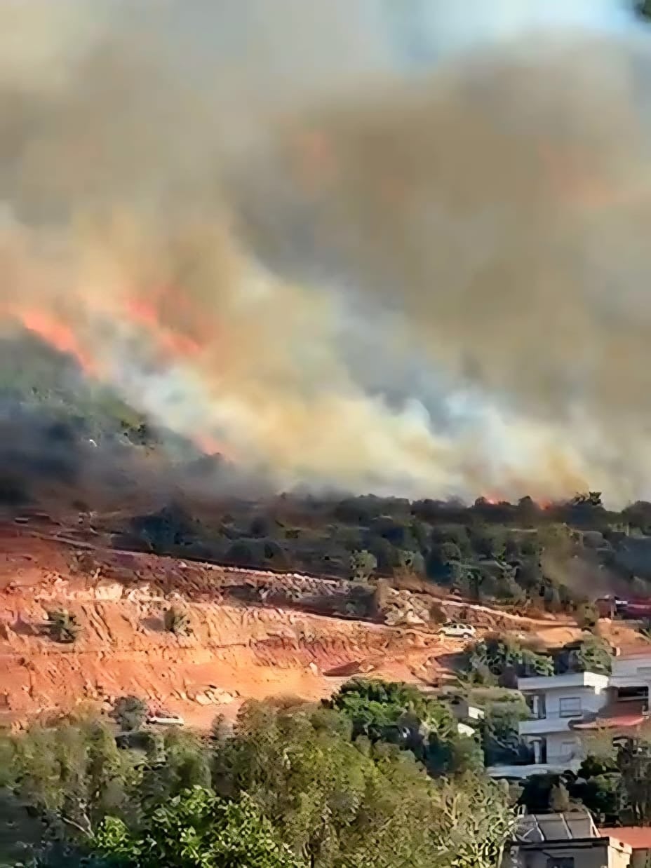 Efforts en cours pour maîtriser un important feu de forêt à Haydouk, dans le Akkar