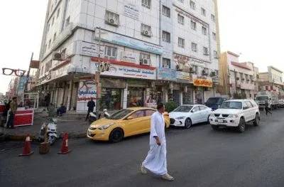 How the lack of sidewalks further isolates women in southern Iraqi cities