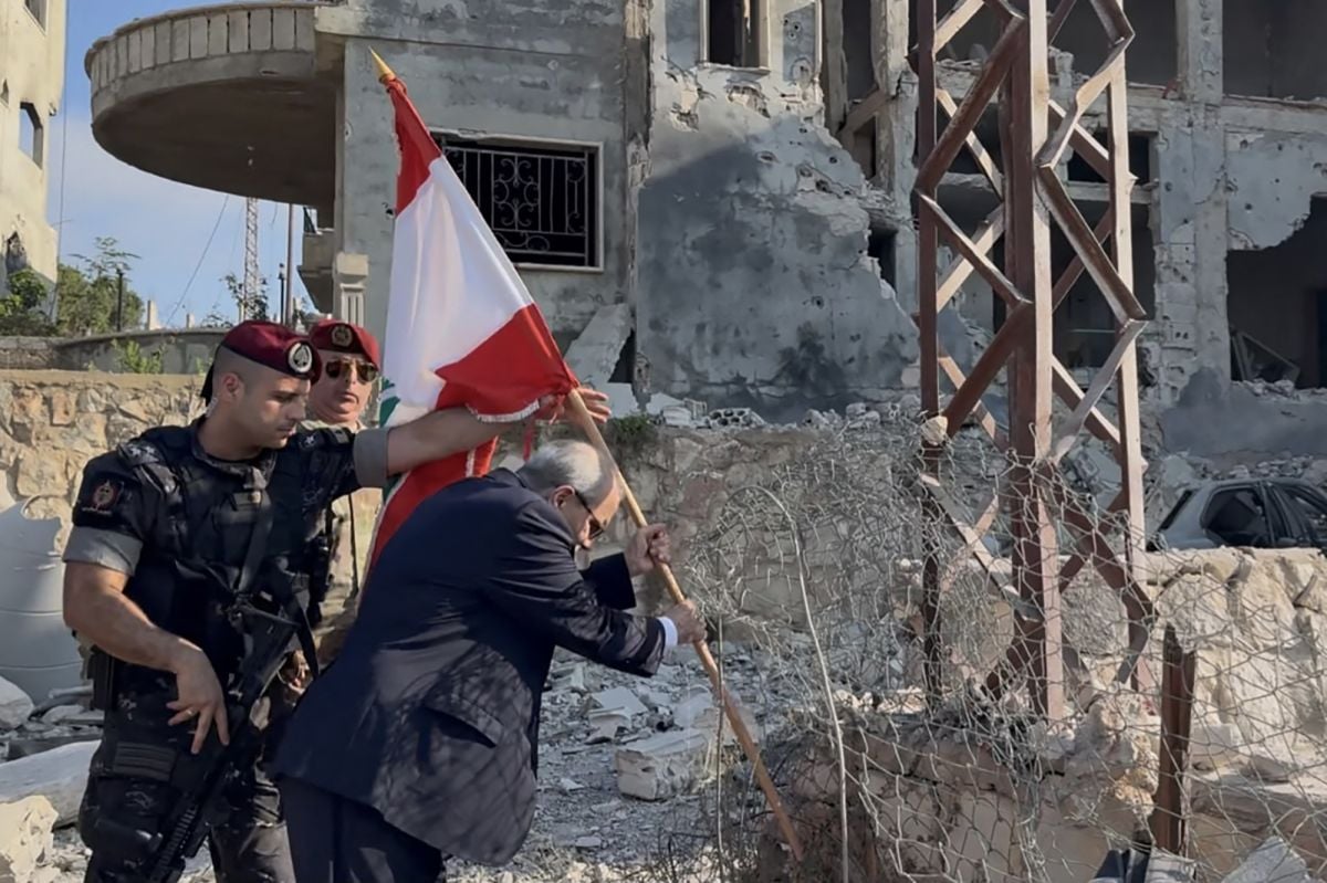 À Zaoutar el-Gharbiyé, Salam plante le drapeau libanais et promet « le retrait complet d’Israël »