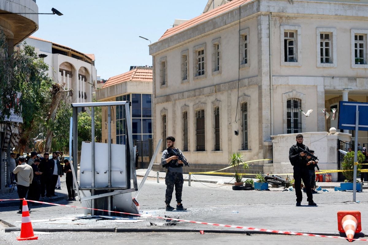 Explosion outside Damascus kills 2, injures 13