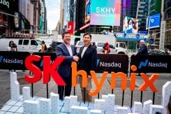 Le PDG du fabricant de semi-conducteurs et de puces mémoire SK Hynix, Kwak Noh-jung, participe à la cérémonie d'ouverture de la séance du Nasdaq, le jour de l'introduction en Bourse de l'entreprise, à New York, le 10 juillet 2026. Photo Angelina Katsanis / Reuters