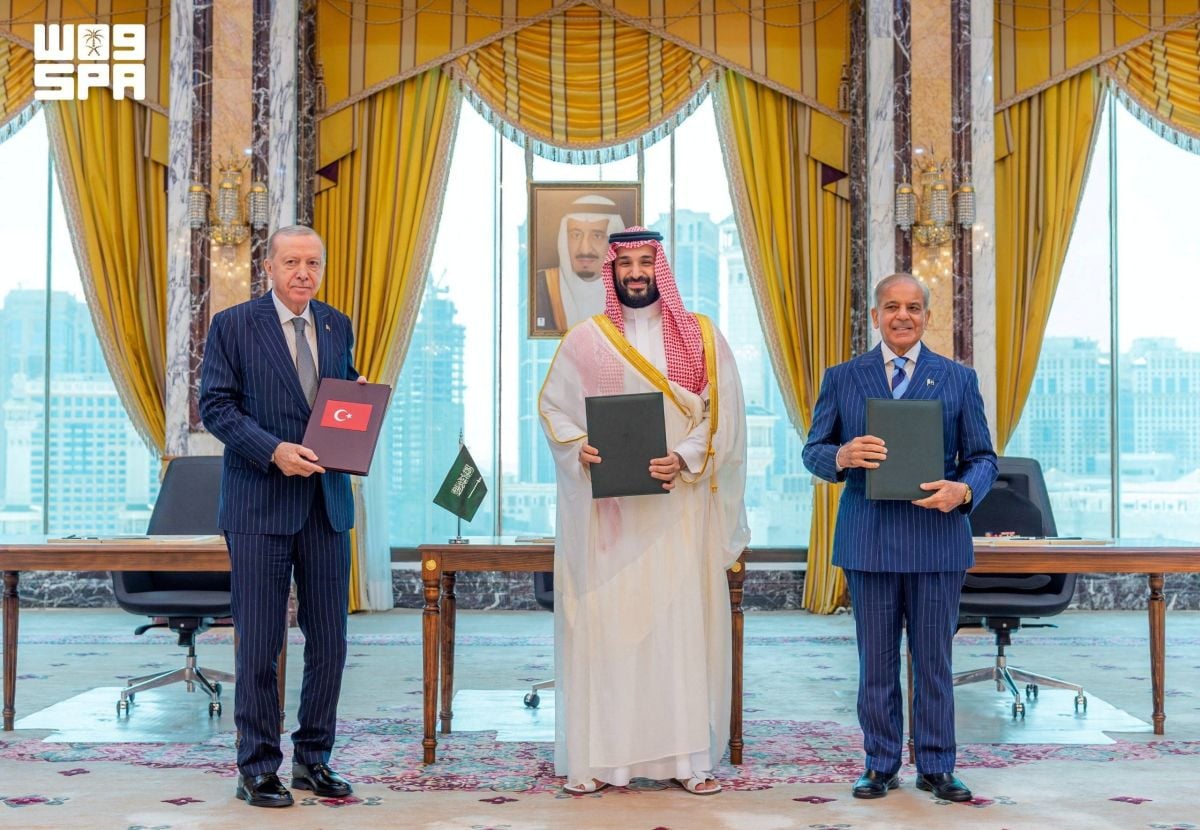 Saudi Arabia, Turkey and Pakistan sign pact amid regional war