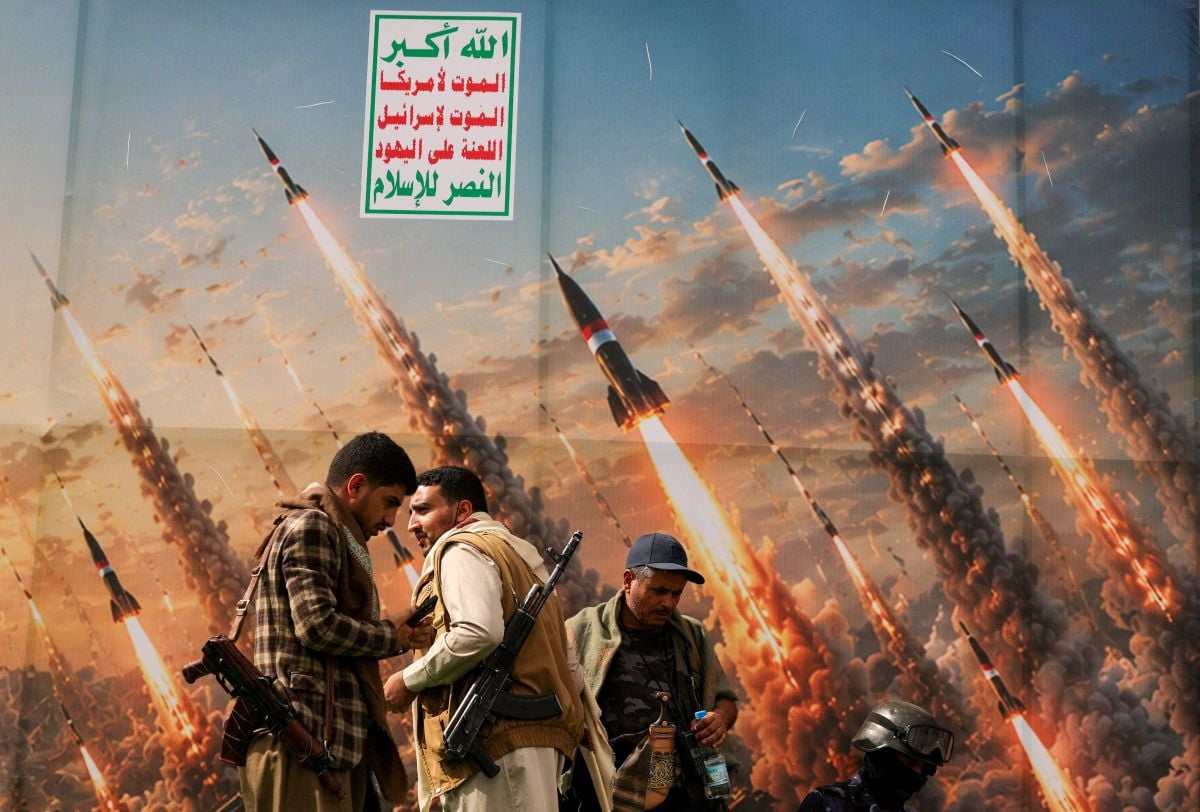 Houthi attacks kill 11, target Saudi refinery