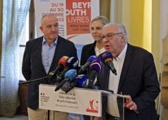 Didier Decoin, aux côtés de Philippe Claudel et Camille Laurens, lors de l’annonce des finalistes du prix Goncourt 2022 à la résidence de l'ambassadeur de France à Beyrouth. Photo Joseph Eid/AFP