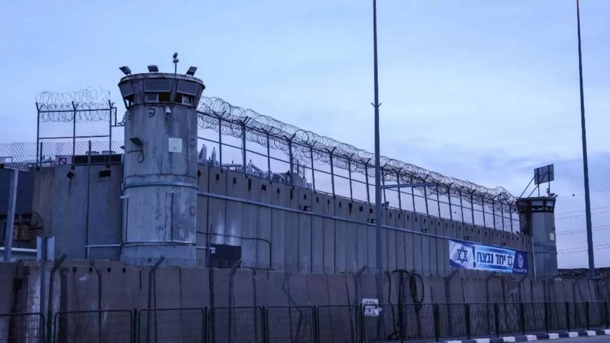 Ben-Gvir storms Ktzi'ot Prison, orders confiscation of Palestinian prisoners' clothes