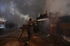 Des équipes de la Défense civile mobilisées pour maîtriser les flammes après l'incendie d'une usine à Mkallès, le 3 août 2026. Photo Mohammad Yassine / L'Orient-Le Jour