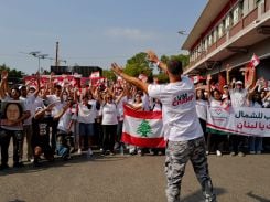 Une partie des participants à la commémoration au port de Beyrouth se rassemble vers 16 h, le 4 août 2026. Photo Matthieu Karam / L'Orient-Le Jour