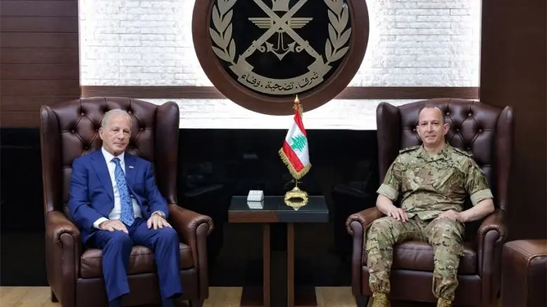 L'ambassadeur américain Michel Issa rend hommage à l'armée lors d'une visite au général Haykal