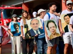 Des parents de victimes portant les portraits de leurs proches, lors de la sixième commémoration de la double explosion au port de Beyrouth, le 4 aout 2026. Photo Matthieu Karam/L'Orient-Le Jour