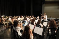 Vue d’ensemble du concert de clôture du camp d’été de LeBAM, sur la scène de l’ALBA. Photo avec l'aimable autorisation de LeBAM