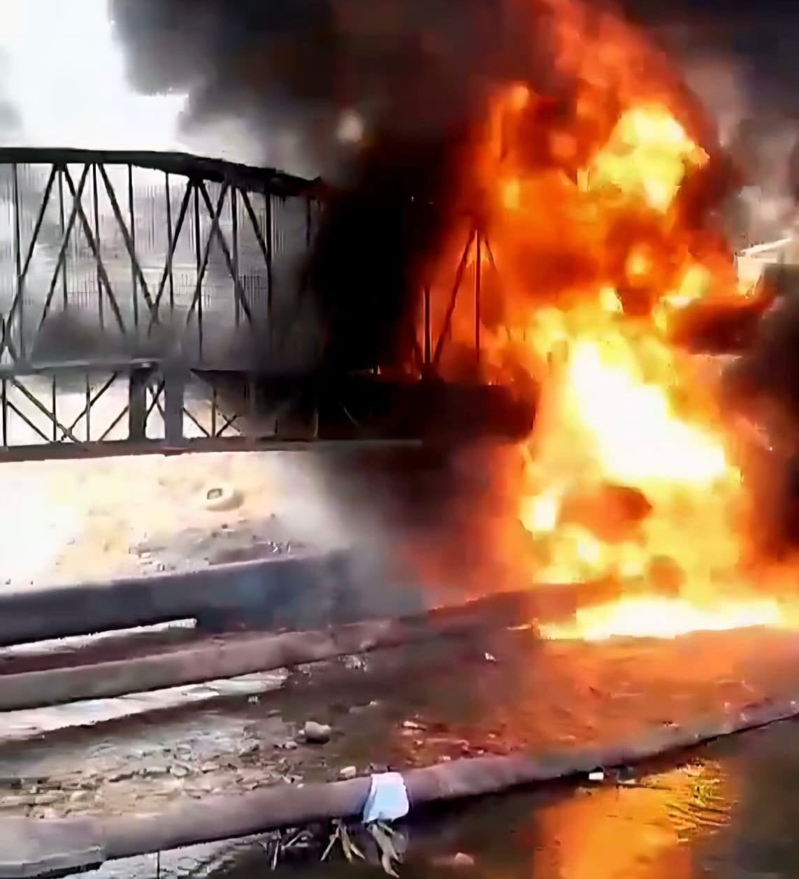 Incendie maîtrisé sur un oléoduc relié aux installations pétrolières de Tripoli