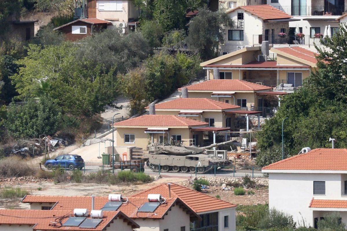 Device explosion near Metula, injures 6 foreign workers