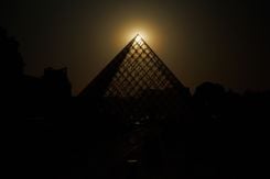 La lune passe à l'horizon derrière la pyramide du Louvre, conçue par l'architecte sino-américain Ieoh Ming Pei, lors de l’éclipse solaire partielle à Paris le 12 août 2026. Photo Simon Wohlfahrt / AFP  