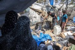 Des Palestiniens évaluent les dégâts provoqués par une frappe israélienne dans un camp de déplacés à Khan Younès, le 16 août à Gaza. Photo Bashar Taleb/AFP