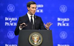 Jared Kushner s'exprime lors de la réunion du Conseil de la paix lors du Forum économique mondial à Davos, en Suisse, le 22 janvier 2026. Photo AFP