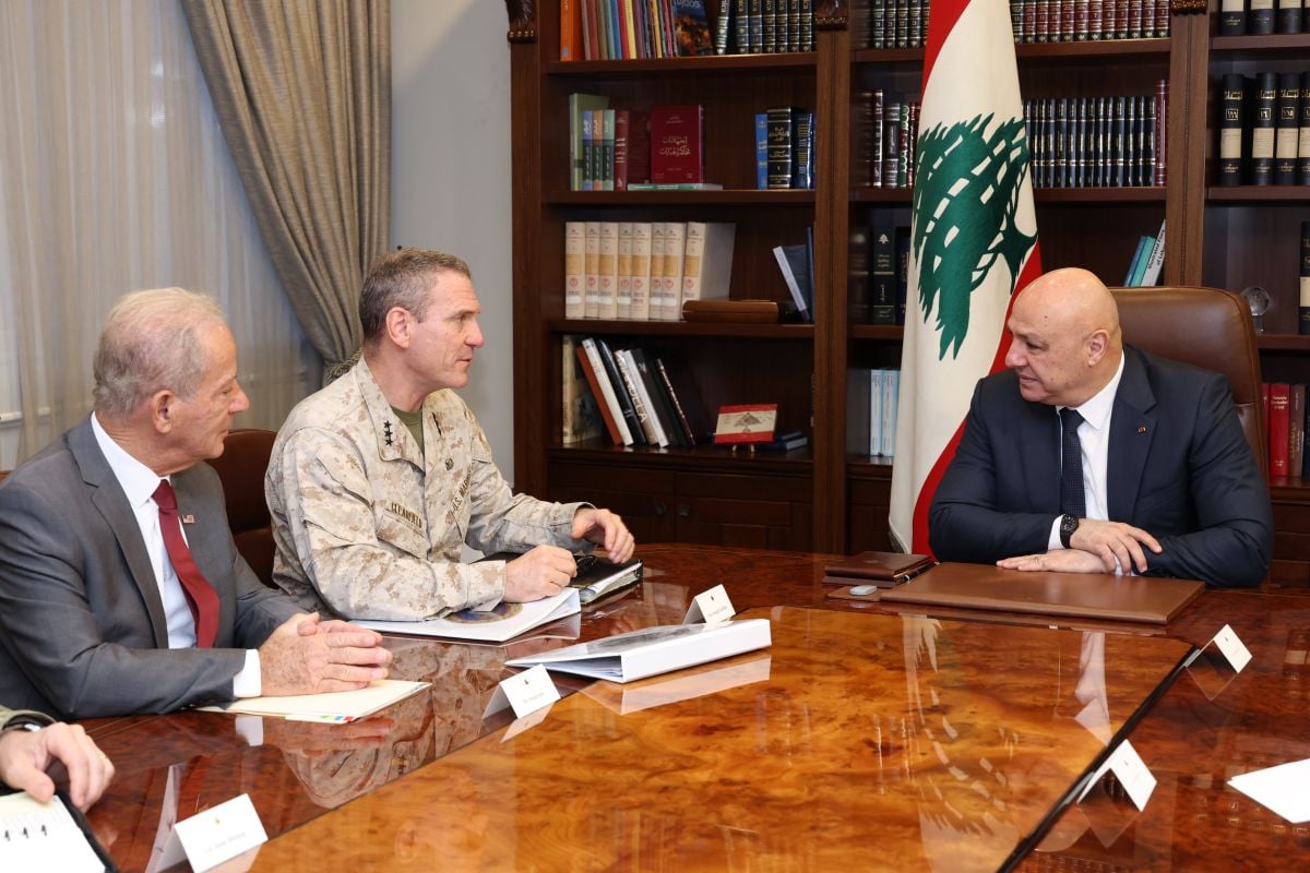 Aoun reçoit le lieutenant-général Joseph Clearfield et l'ambassadeur Michel Issa