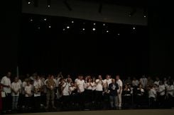 Photo de famille à l’issue du concert, réunissant tous les participants du camp autour de Ghassan Moukheiber, fondateur et président de LeBAM. Photo Rayanne Tawil/L’Orient-Le Jour