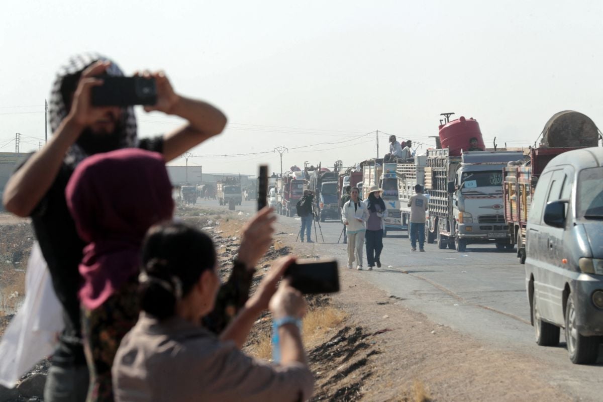 Hundreds of Syria Kurds return to border town after years of displacement