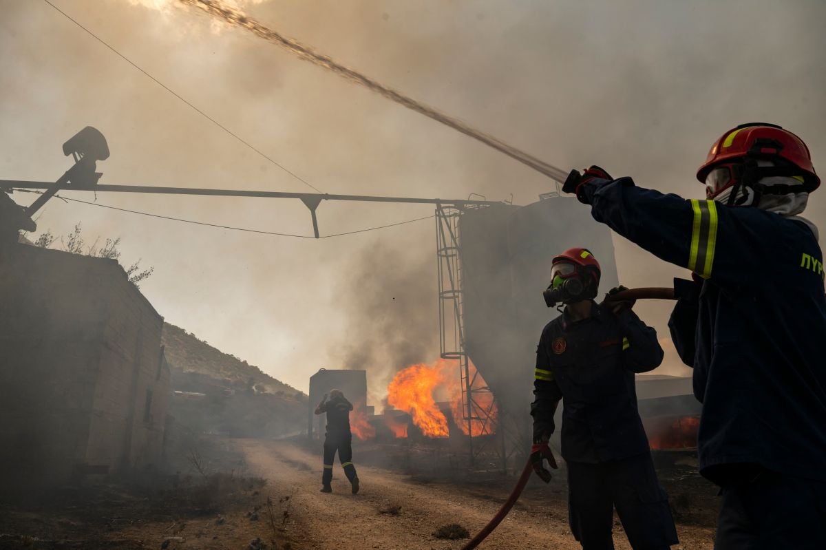 Two dead, hundreds evacuated from fires on island near Athens
