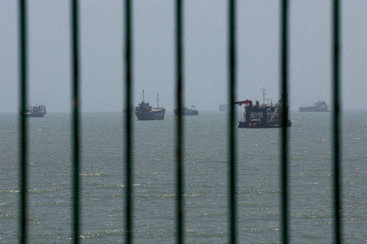 Iran and Oman plan for temporary Hormuz corridor as impasse with US persists