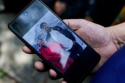 Un homme montre une photo de membres de sa famille portés disparus devant la caserne de Maithali, un centre d'entraînement de l'armée servant de base principale pour l'évacuation par voie aérienne des survivants de Rasuwa à la suite de crues soudaines et d'un glissement de terrain à Trishuli, dans le district de Nuwakot (Népal), le 27 août 2026. Photo Navesh Chitrakar / REUTERS