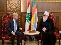Aparté entre l'ambassadeur américain, Michel Issa (g.), et le cheikh akl druze, Sami Abi el-Mona. Photo ANI