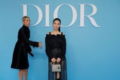 Mathilde Favier observe la chanteuse et actrice sud-coréenne Kim Jisoo à son arrivée au défilé Dior prêt-à-porter printemps-été 2025, dans le cadre de la Fashion Week de Paris, le 24 septembre 2024. Photo Geoffroy Van der Hasselt/AFP