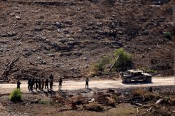 Un convoi militaire et des soldats israéliens dans le secteur de Wadi al-Slouki, vus depuis le village de Chaqra, dans le sud du Liban, le 21 août 2026. Photo Ammar Ammar/AFP