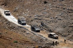 Photo prise depuis le village de Chaqra, dans le sud du Liban, montrant un convoi militaire israélien circulant dans la région voisine de Wadi Slouki, le 21 août 2026. Photo Ammar Ammar / AFP
