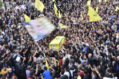 Des membres du Hezbollah lors des funérailles d'un membre du parti tué suite aux bombardements israéliens au Liban-Sud, le 21 octobre 2023 dans la banlieue sud. Photo d'archives Mohammad Yassine/L'Orient-Le Jour
