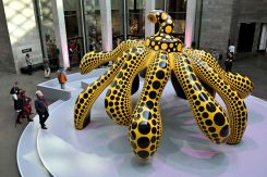 Des visiteurs observent une œuvre intitulée « Dancing Pumpkin » de l’artiste japonaise Yayoi Kusama à la National Gallery of Victoria (NGV) de Melbourne, le 5 juin 2025. Photo de William West/AFP