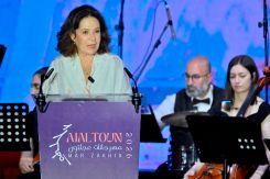 La présidente du Festival international de Baalbeck, Nayla de Freige, prononçant son allocution au début du spectacle d’ouverture du festival de Ajaltoun réalisé en hommage aux soirées étoilées de Baalbeck. Photo Nabil Ismaïl