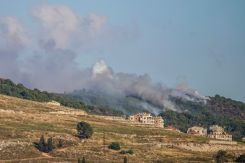 De la fumée s’échappe au-dessus des collines de Ali Taher, dans la région de Nabatiyé, le 14 juin 2026 après des frappes israéliennes. Photo Mohammad Yassine/L’Orient-Le Jour