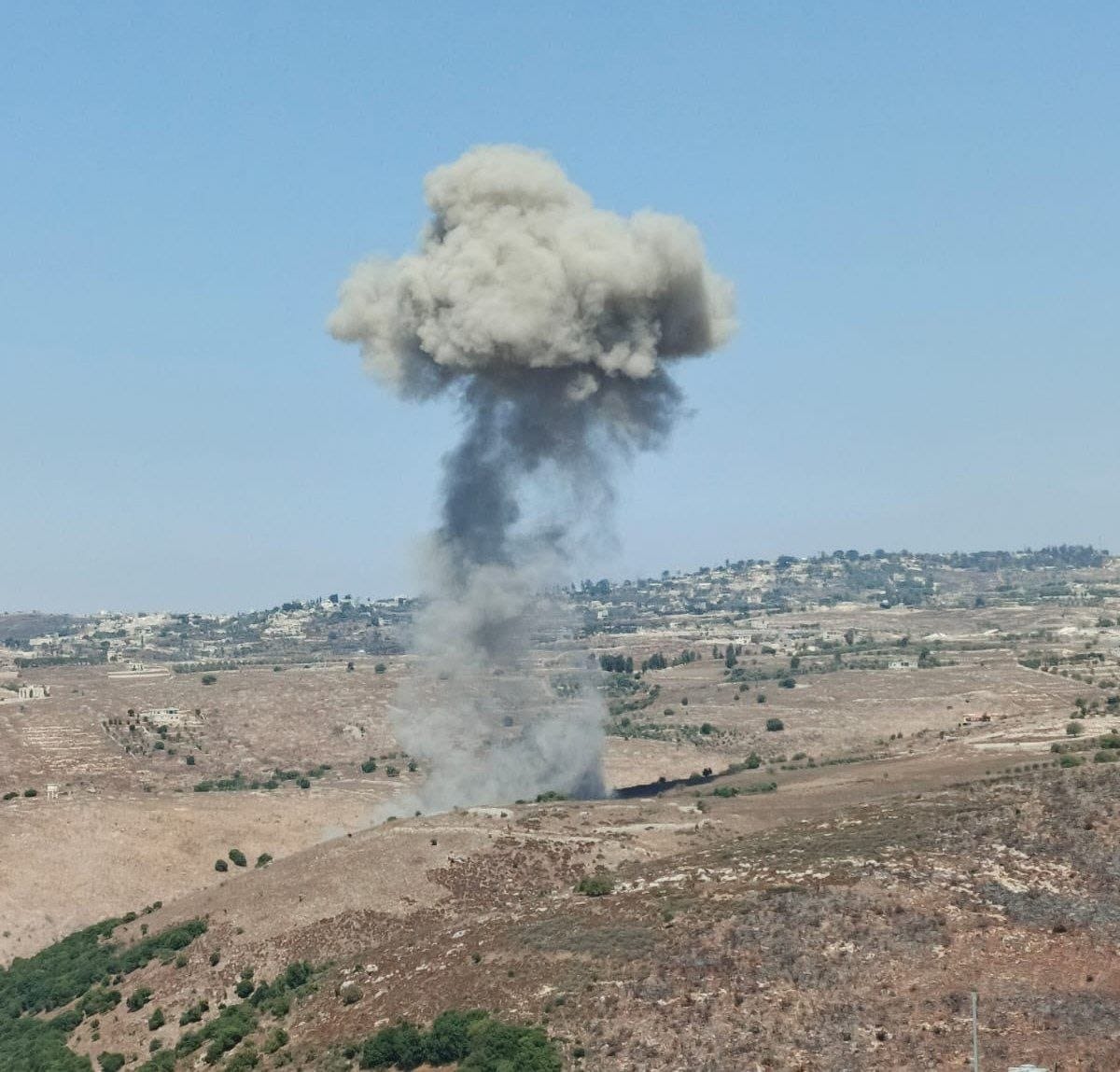 Deux corps retrouvés près de Nabatiyé après une frappe israélienne, des routes arrachées au nord de Bint Jbeil
